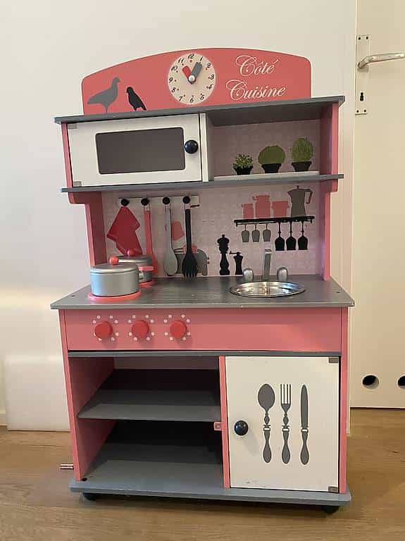 Janod Spielküche pink zu verschenken mit Zubehör