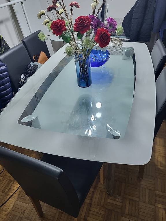 Schöner Glas Esstisch abzugeben