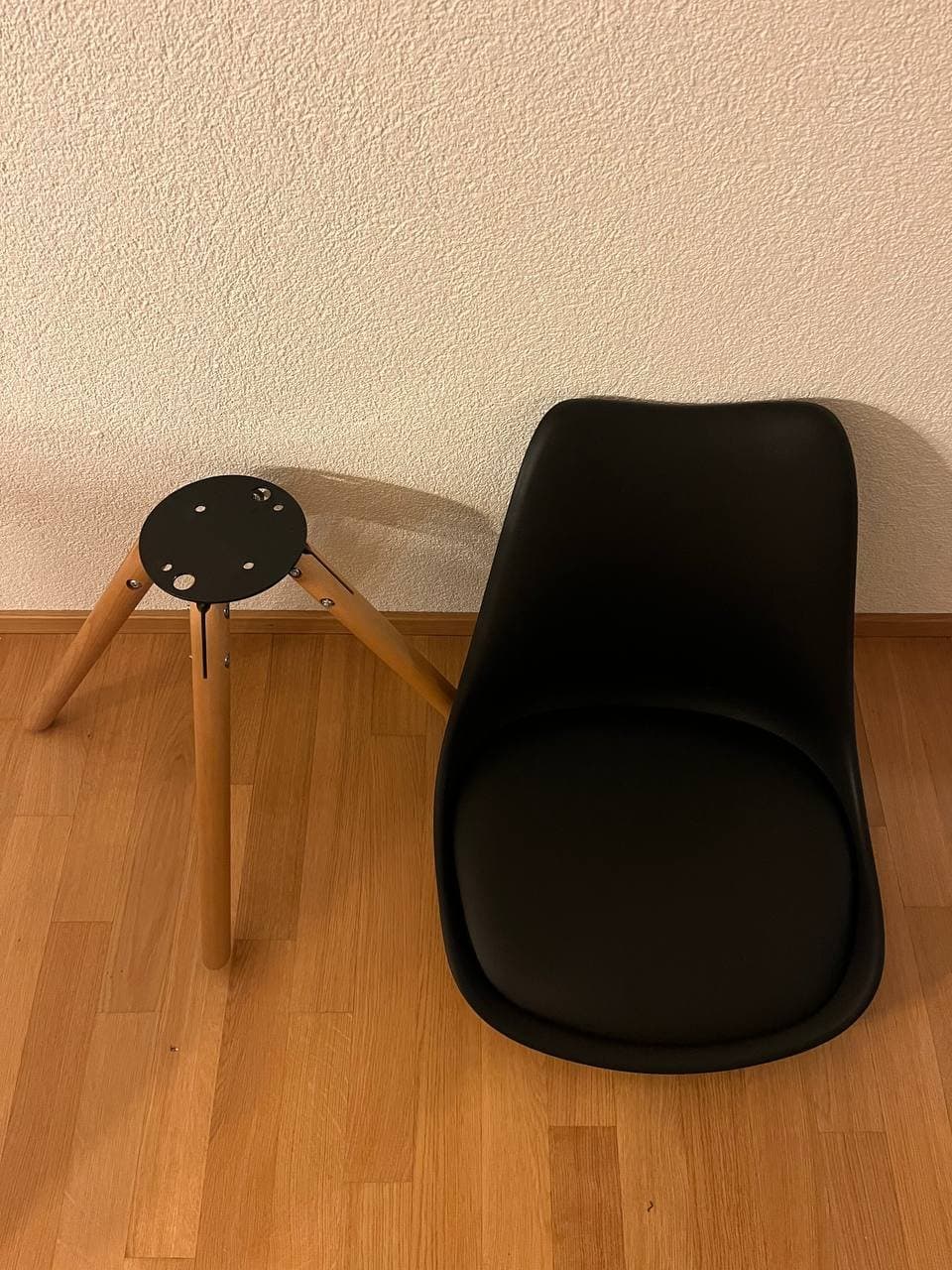 Stuhl DEFEKT - 1 Bein fehlt