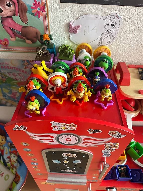 Verschiedene Plüschtiere und Figuren