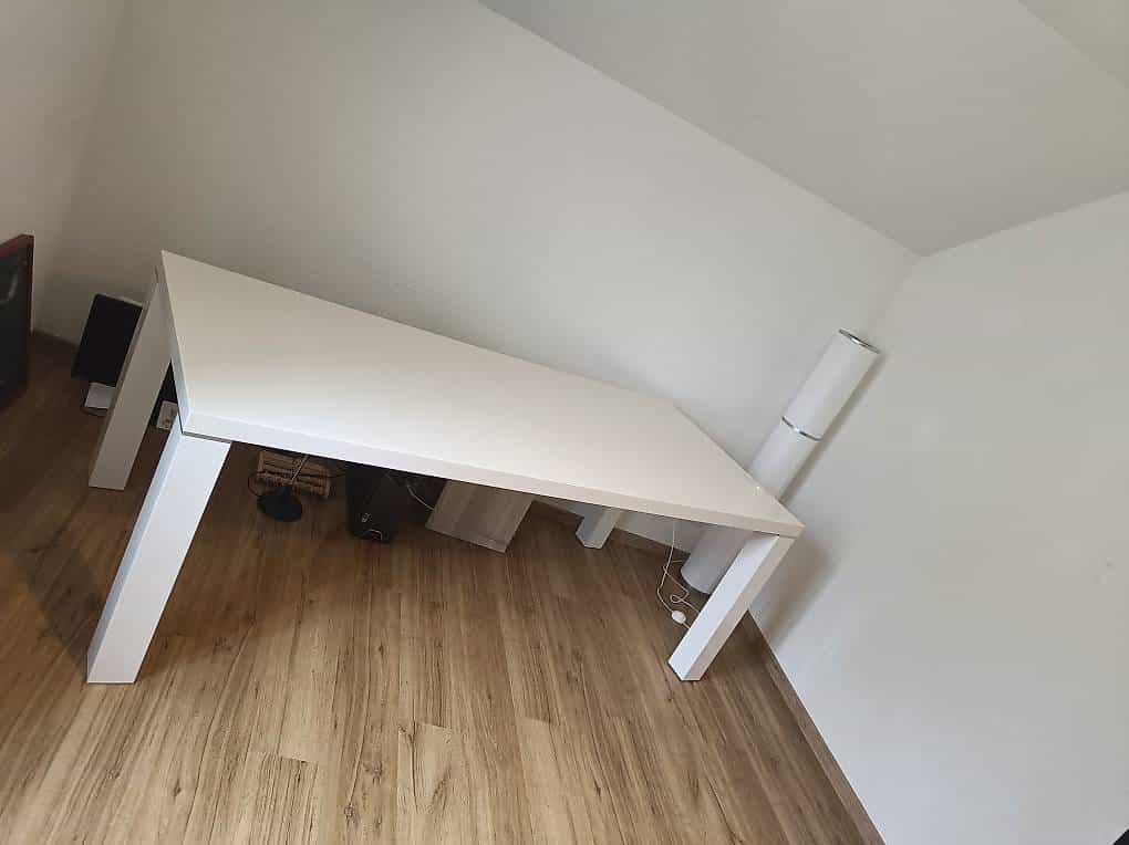 Tisch, gross und weiss