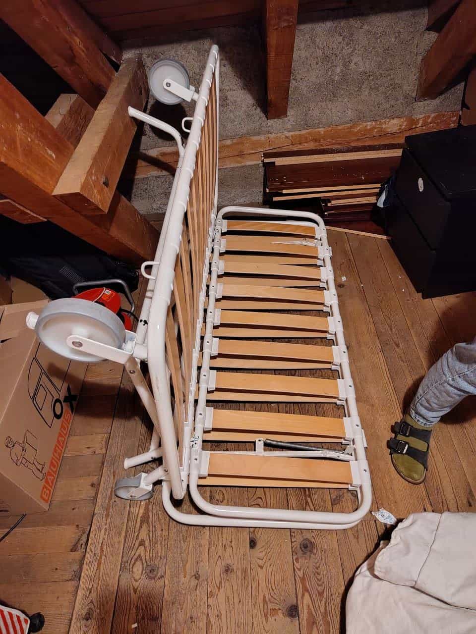 Weisses Kinderbett mit Rollen