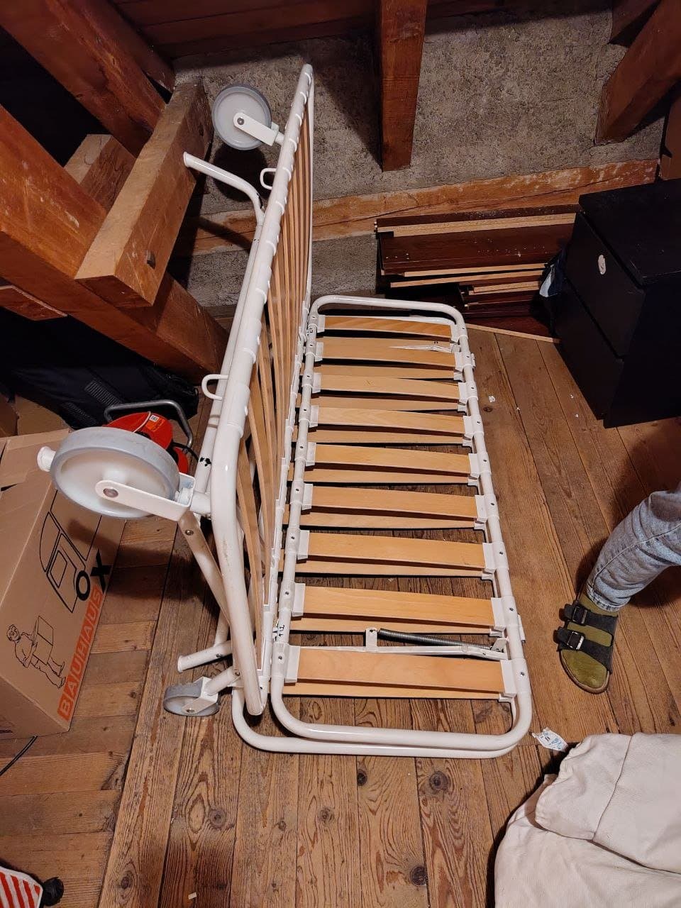 Weisses Kinderbett mit Rollen