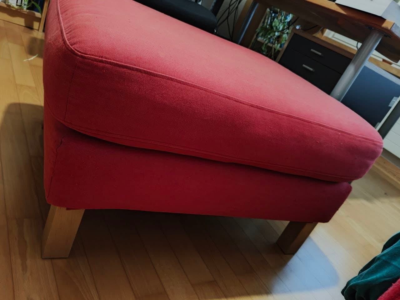 Roter Polsterhocker zu verschenken