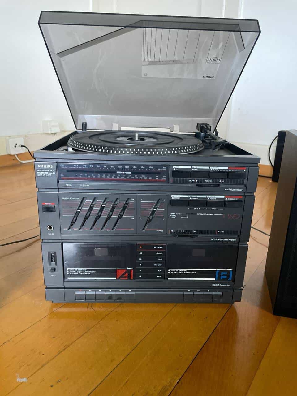 Philips Stereoanlage mit Plattenspieler und Kassettendeck