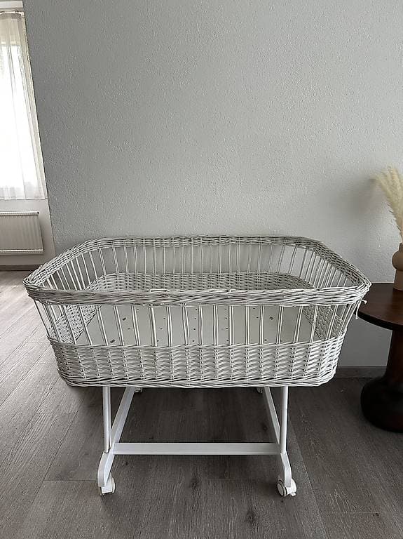 Stubenwagen aus Rattan / Stubenbett