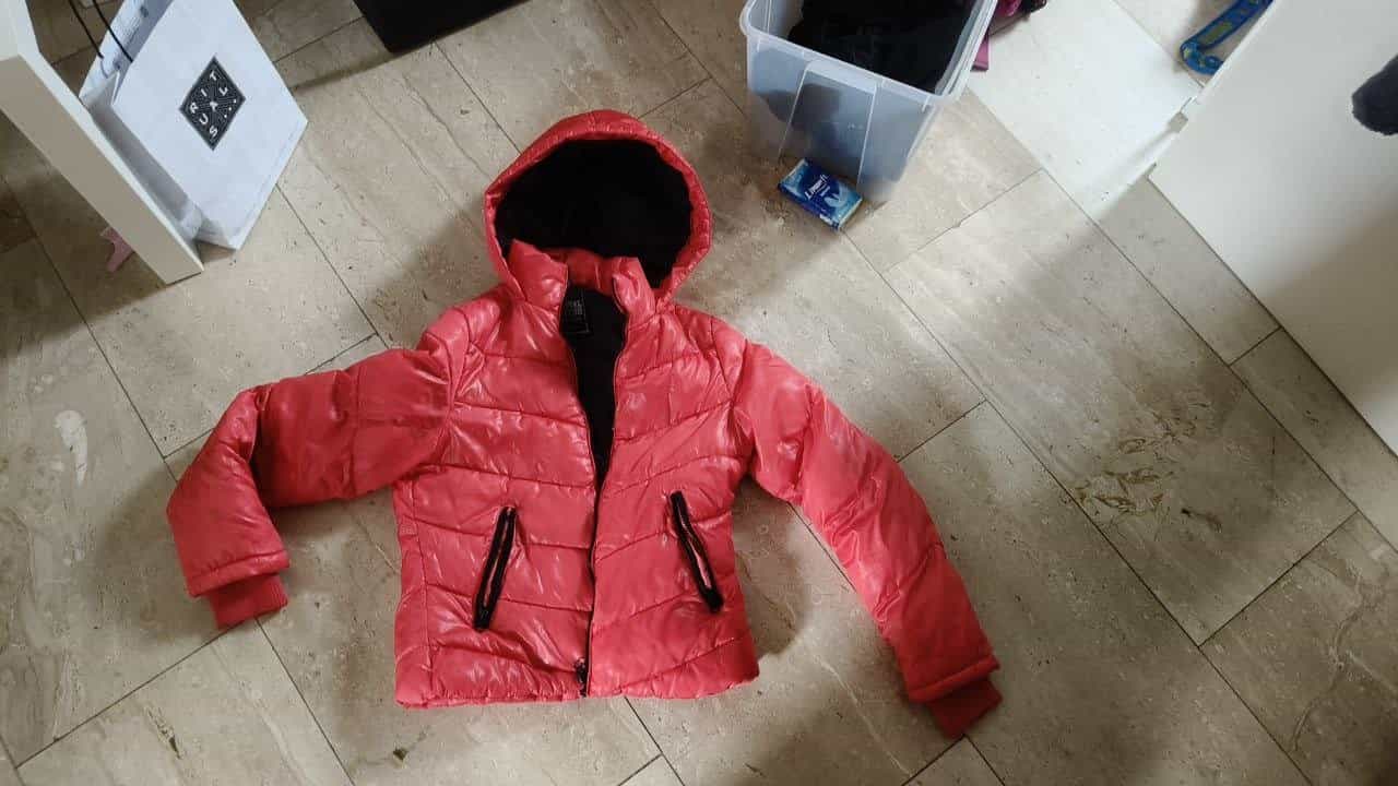 Rote gesteppte Winterjacke mit Kapuze