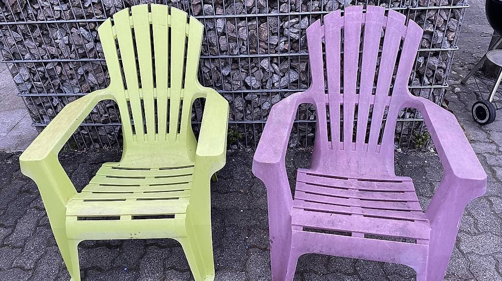 2 Gartenstühle gratis abzugeben