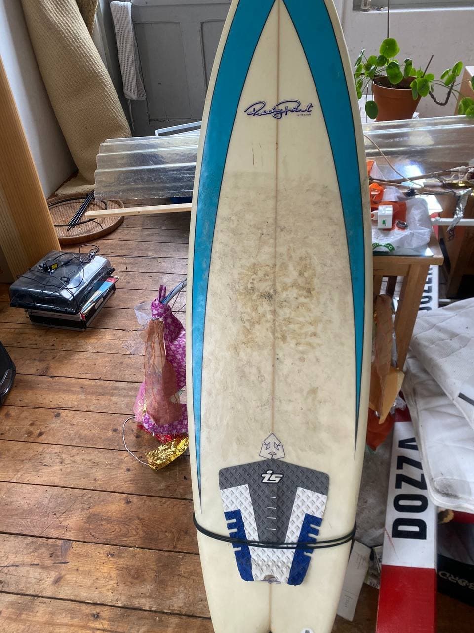 Altes Surfboard (beschädigt)
