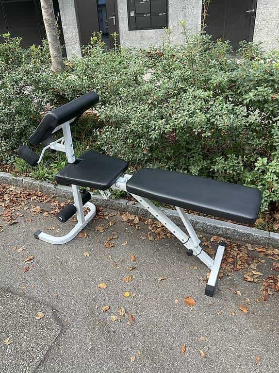 Fitnessbank bei der Busshaltestelle Rebbergsteig
