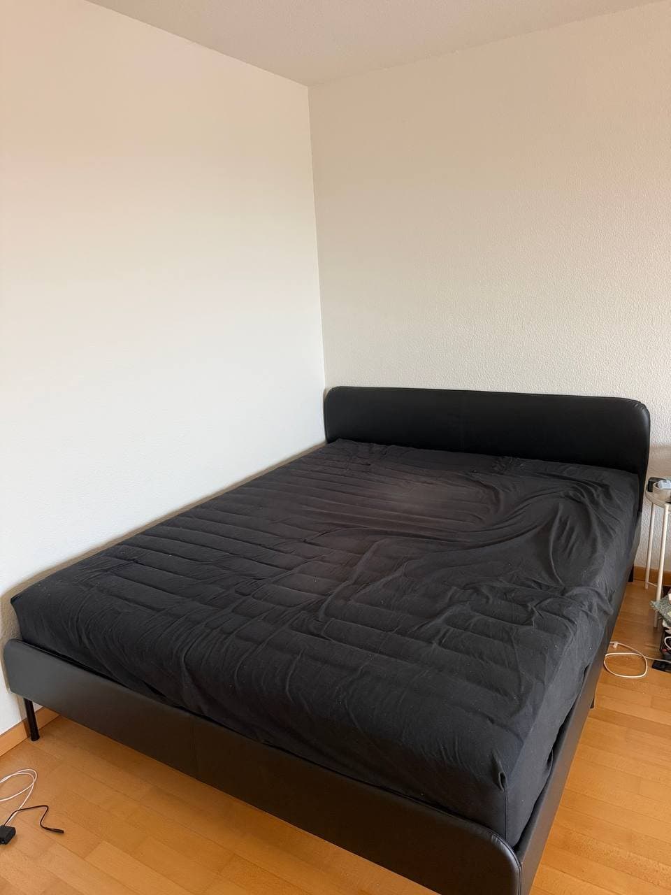 Bett mit Matratze (schwarz)