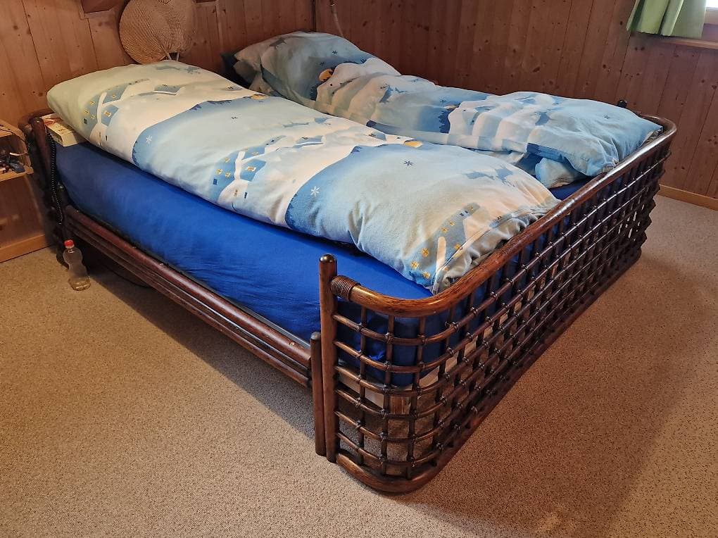 Doppelbett mit elektrischen Lattenrosten und Matratzen