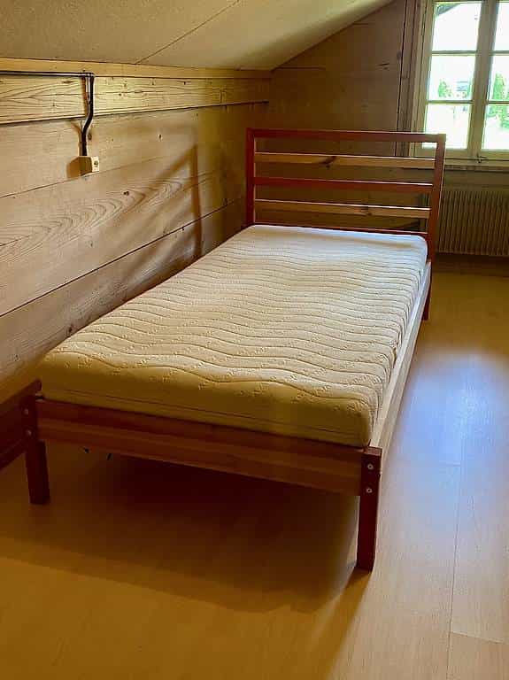 Bett mit Lattenrost und Matratze