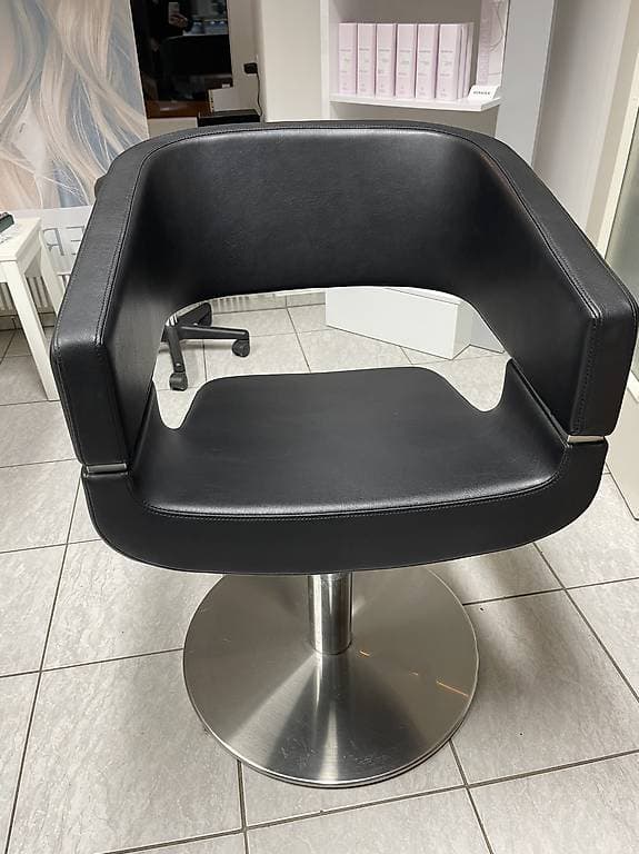 2 Coiffeurstühle