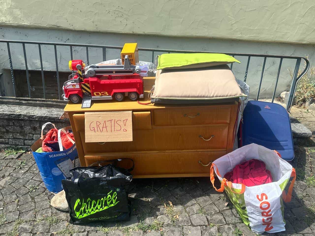 Gratis Haushalt & Kinderkleidung vor Freyahof