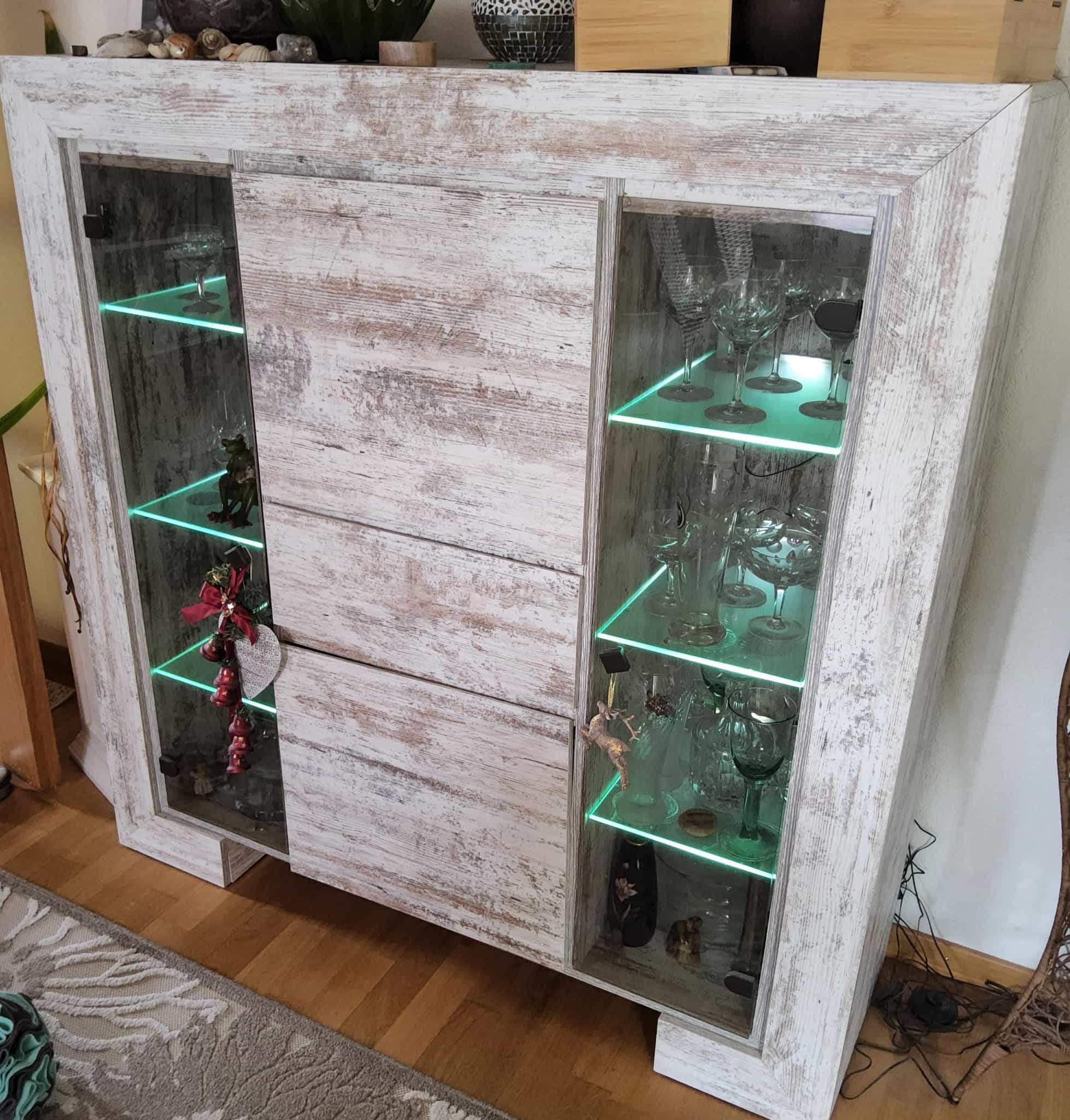 2 x Vitrinenschrank Holz, weiss gewischt mit LED