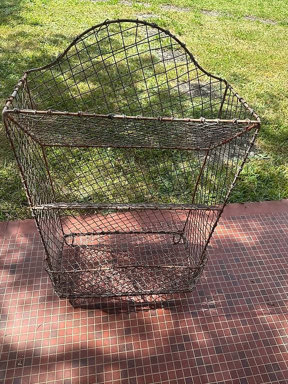 Jolie étagère métallique avec panier