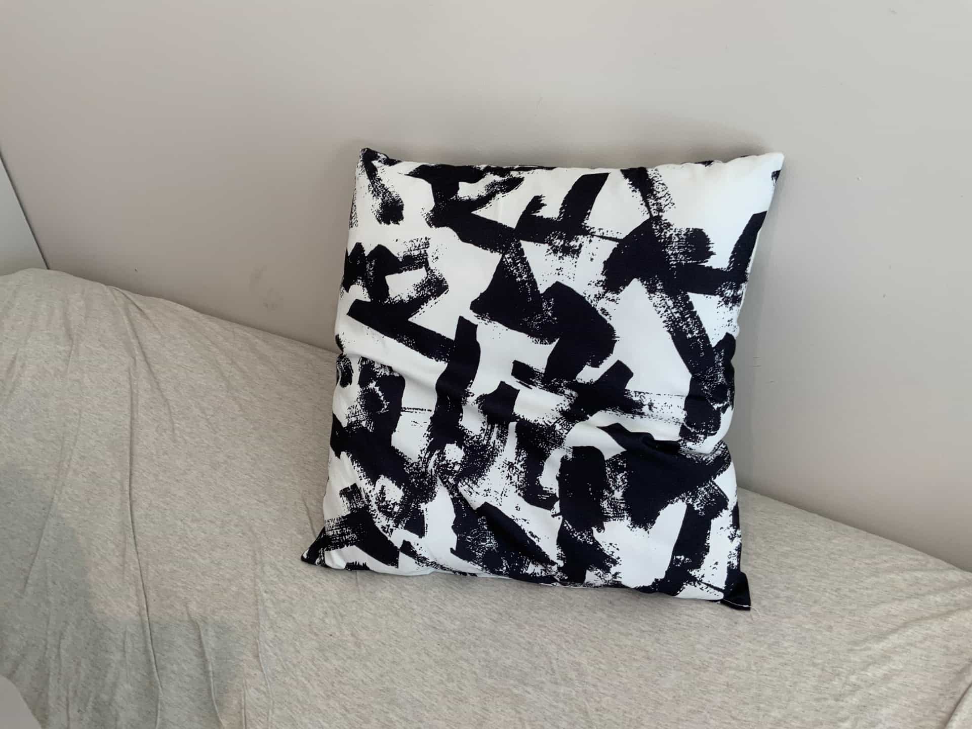 Kissen mit schwarzem Muster, weiss