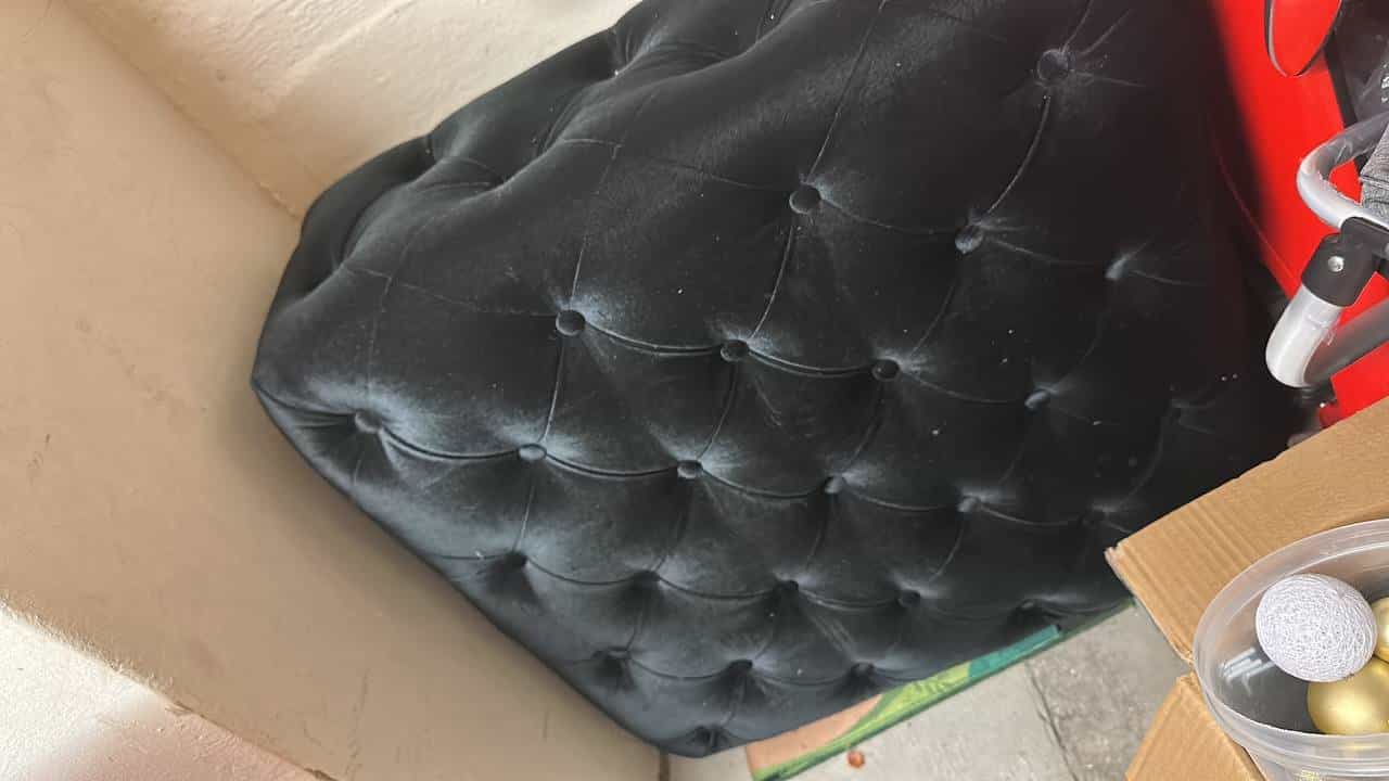 Schwarzer Samt-Ottoman mit Knopfheftung