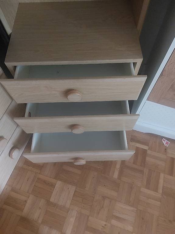 Schrank aus Massivholz