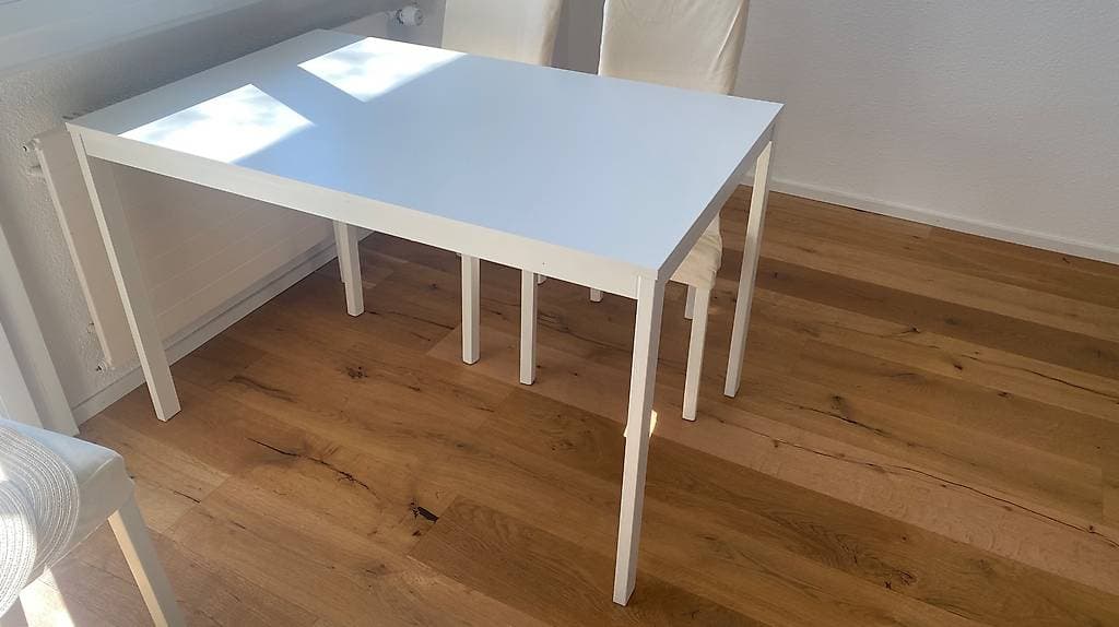 Tisch mit 4 Stühlen