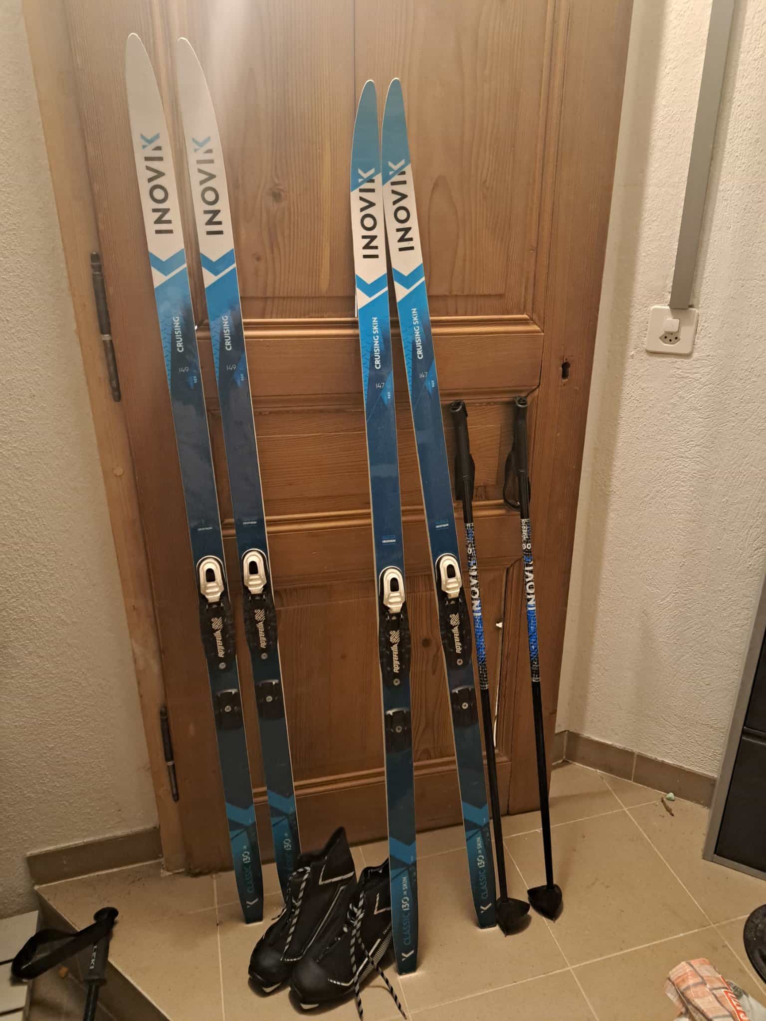 Skis INOVIK bleu et blanc, avec bâtons et chaussures