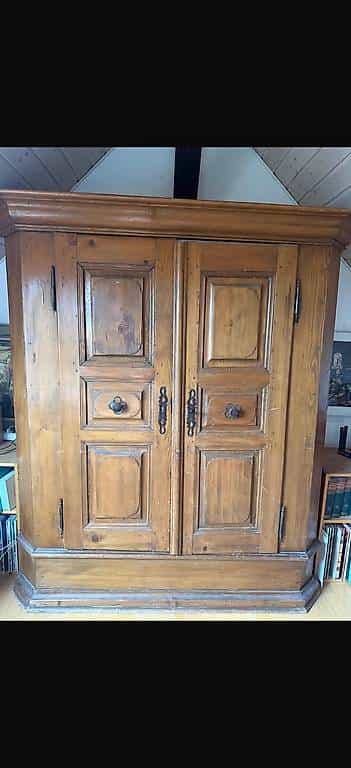 Holzschrank