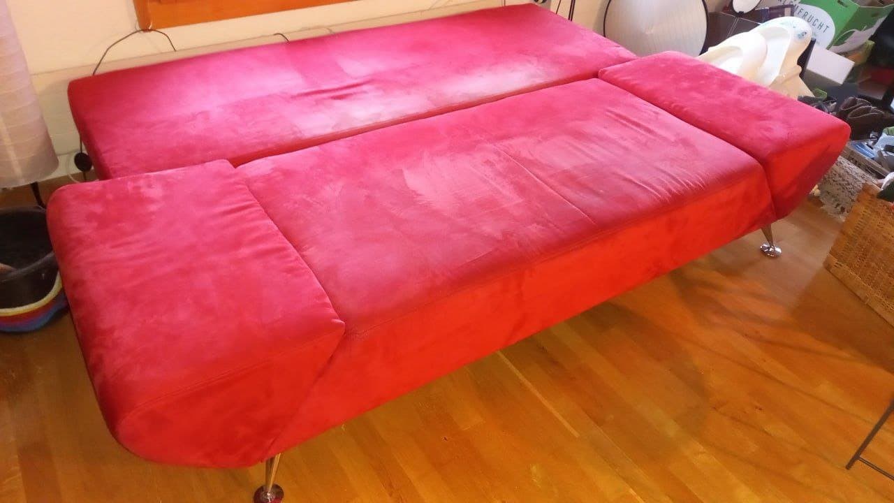 Rote Sofas zu verschenken