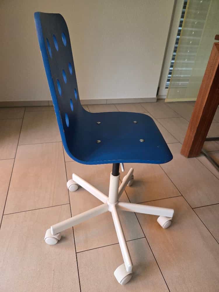 Drehstuhl blau mit Rollen, höhenverstellbar