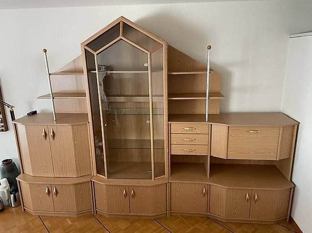 Wohnwand / Sofa / runder Tisch