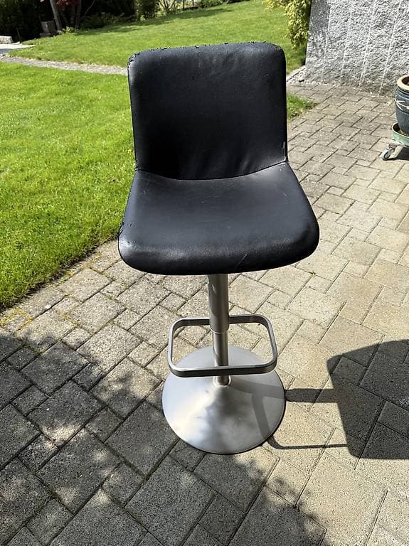 Barhocker mit Kunstlederüberzug
