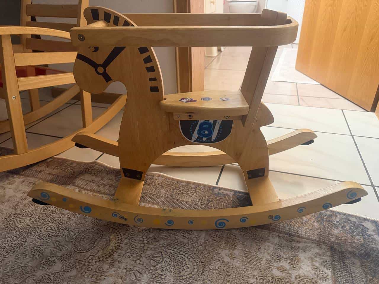 Holz-Schaukelpferd und Kindermöbel