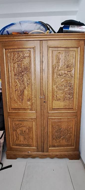 Holz Schrank mit Schnitzerei Jagd