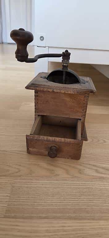 Ancien moulin à café en bois