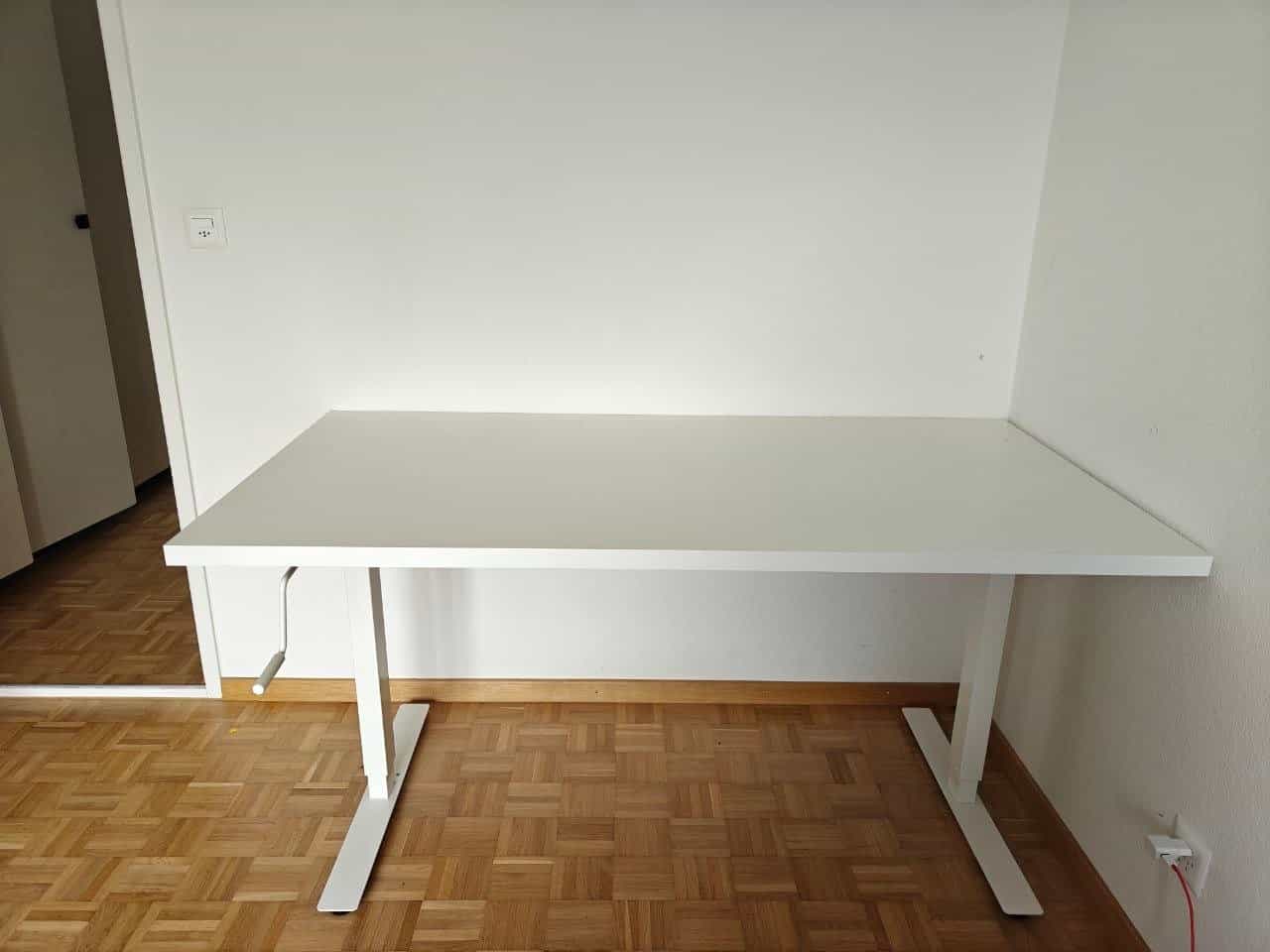Höhenverstellbarer Schreibtisch und Regal (weiss)