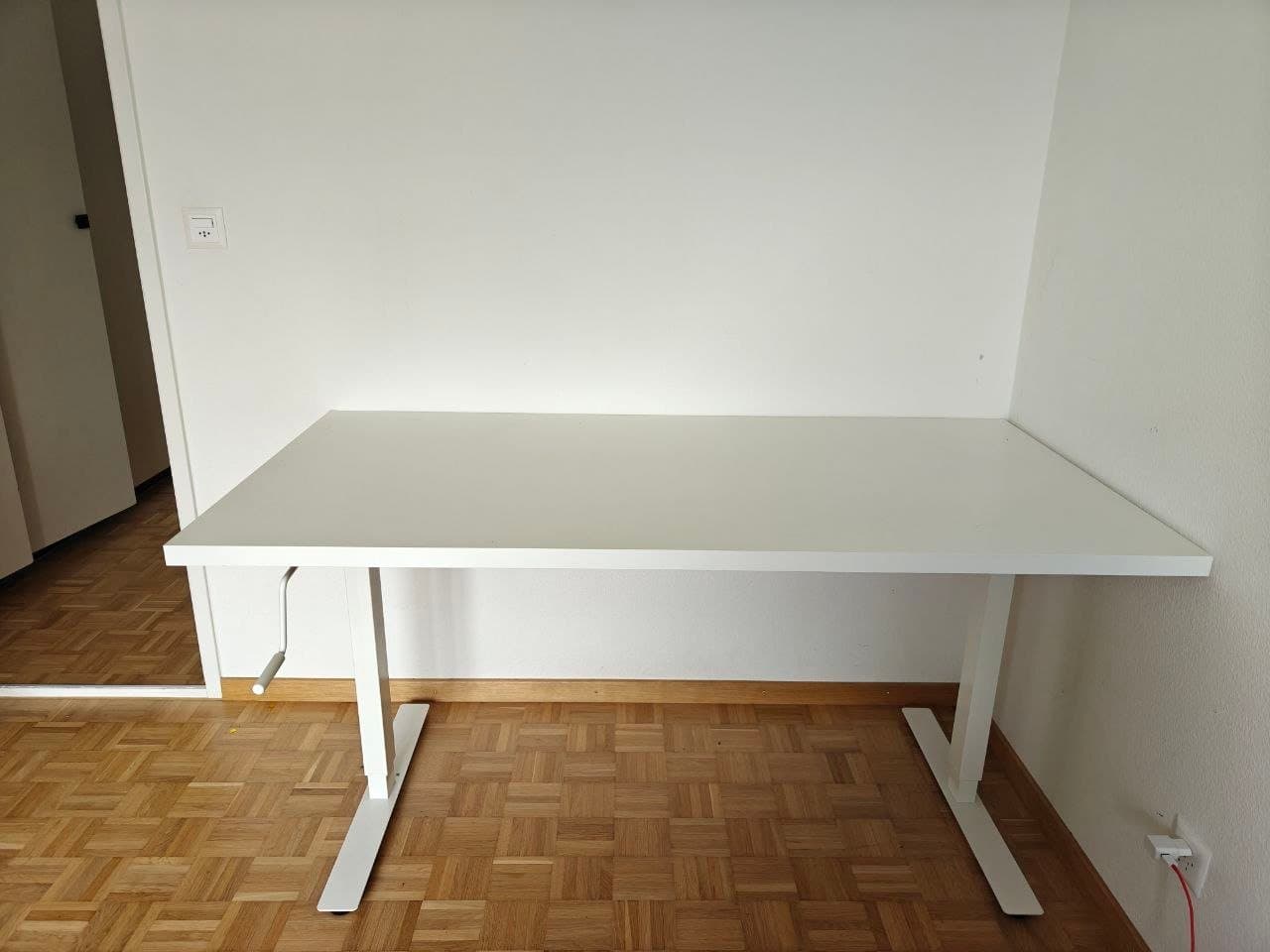 Höhenverstellbarer Schreibtisch und Regal (weiss)