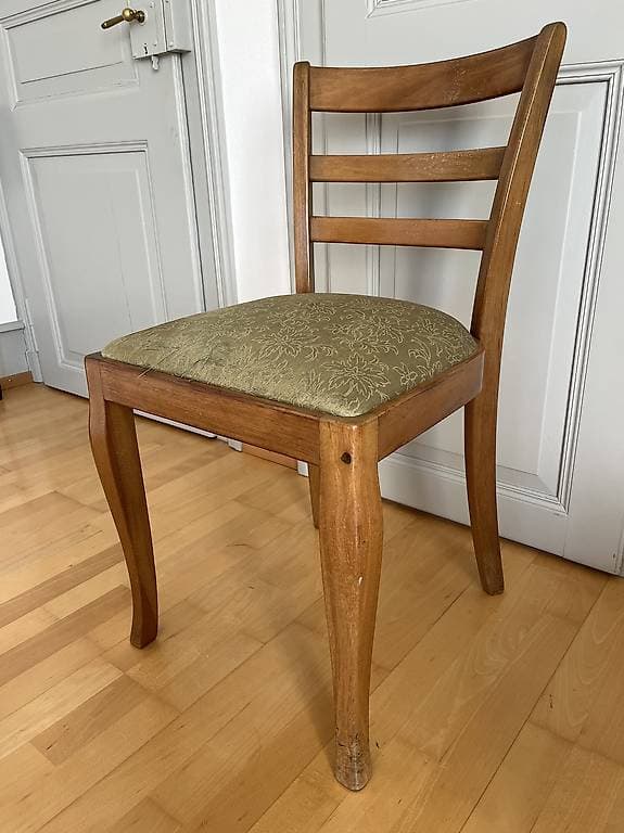 Gratis: Alter Holzstuhl