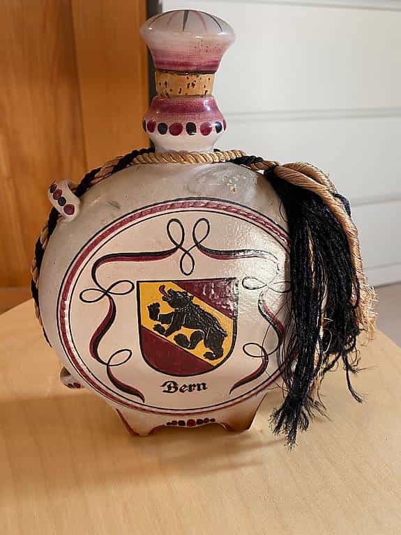 Bocksbeutel aus Ton mit Malerei
