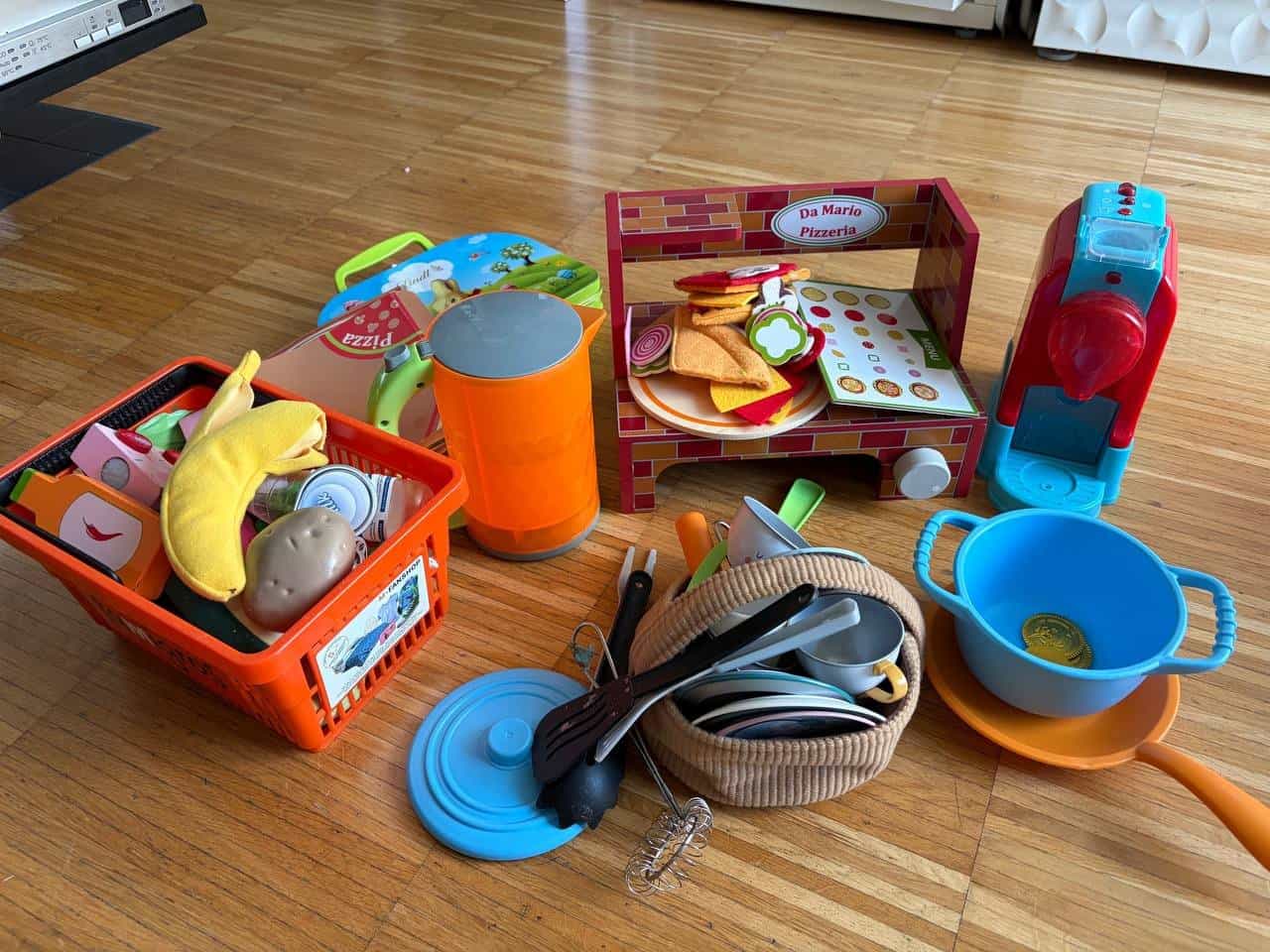 Spielküche mit Inhalt