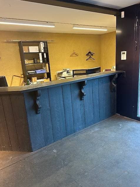 Theke Empfang / Kassentheke mit Stauraum