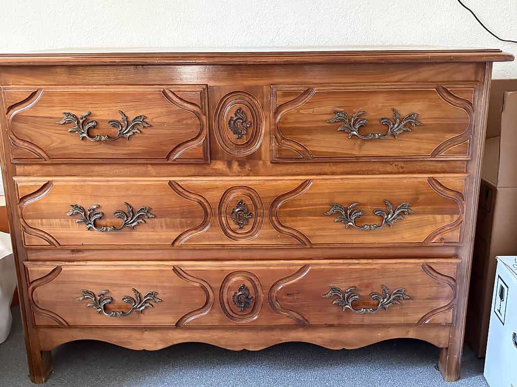 Commode magnifique en bois massif