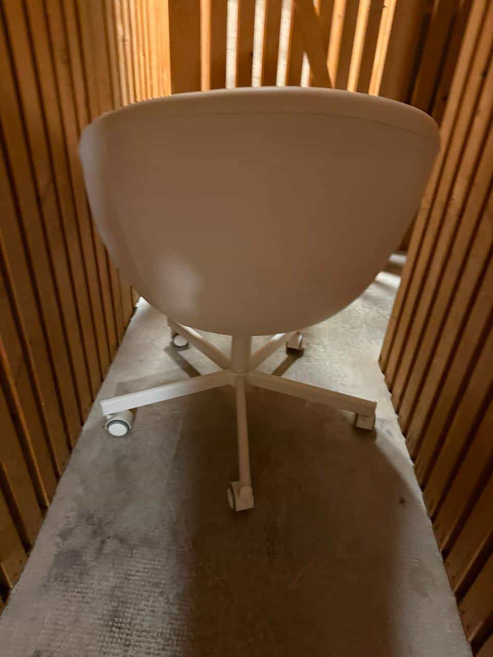 Chaise de bureau blanche pivotante