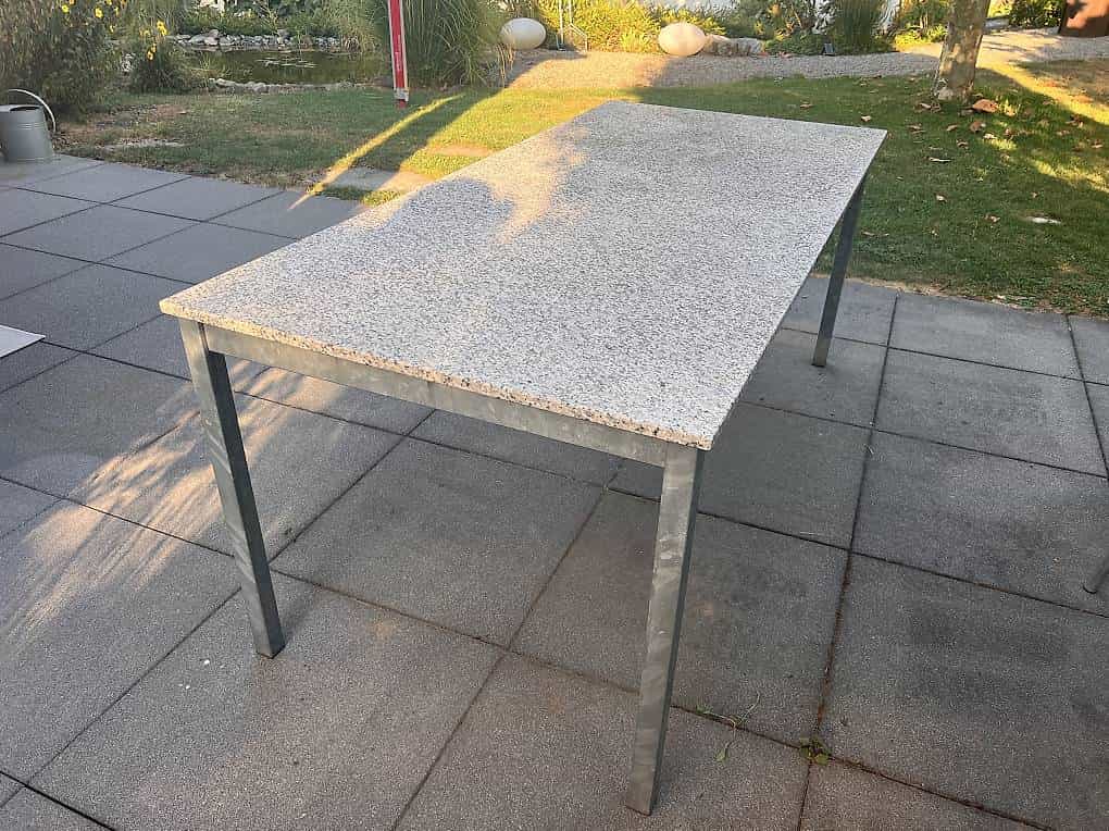 Gartentisch mit Natursteinplatte