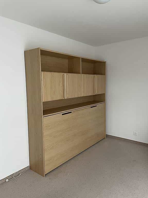 Klappbett und Schreibtisch