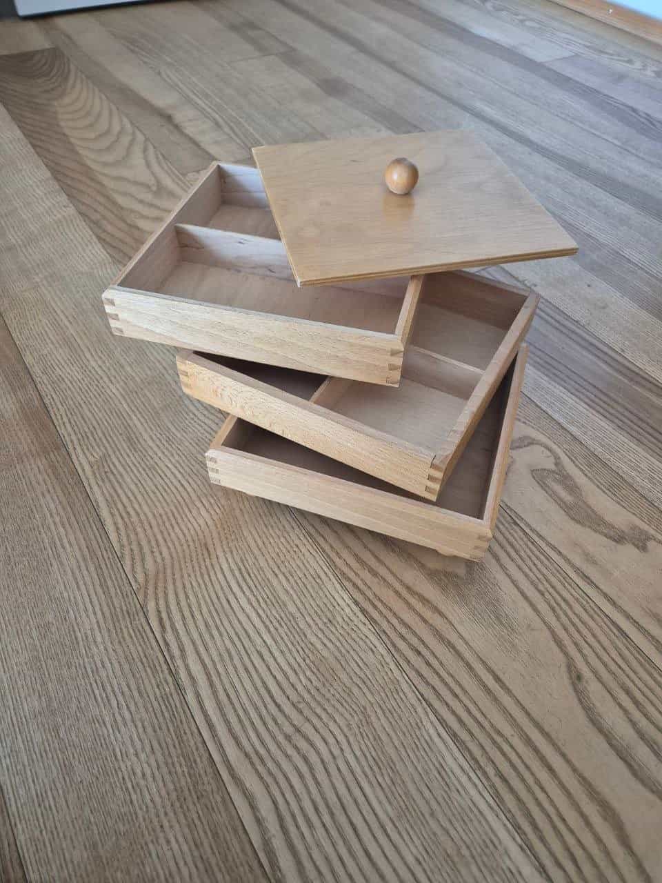 Holzboxen und Behälter mit Schubladen