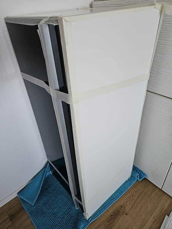 Hängeschrank mit Klapptüre
