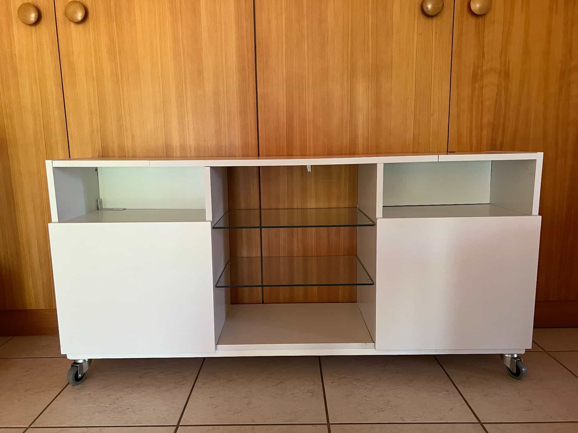 Lowboard weiss mit Glassboeden und Rollen