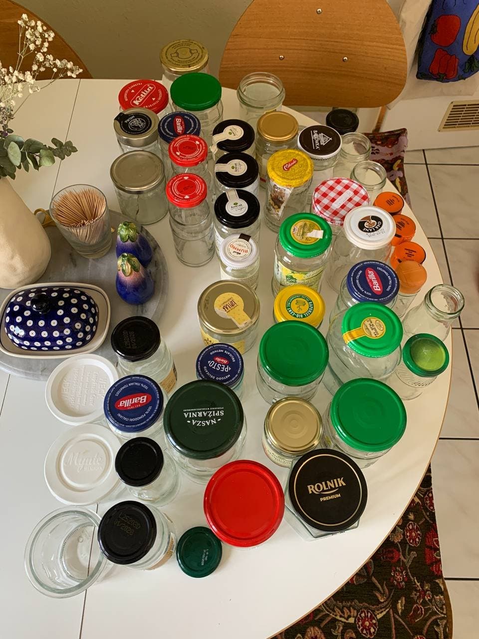 Leere Gläser und Flaschen