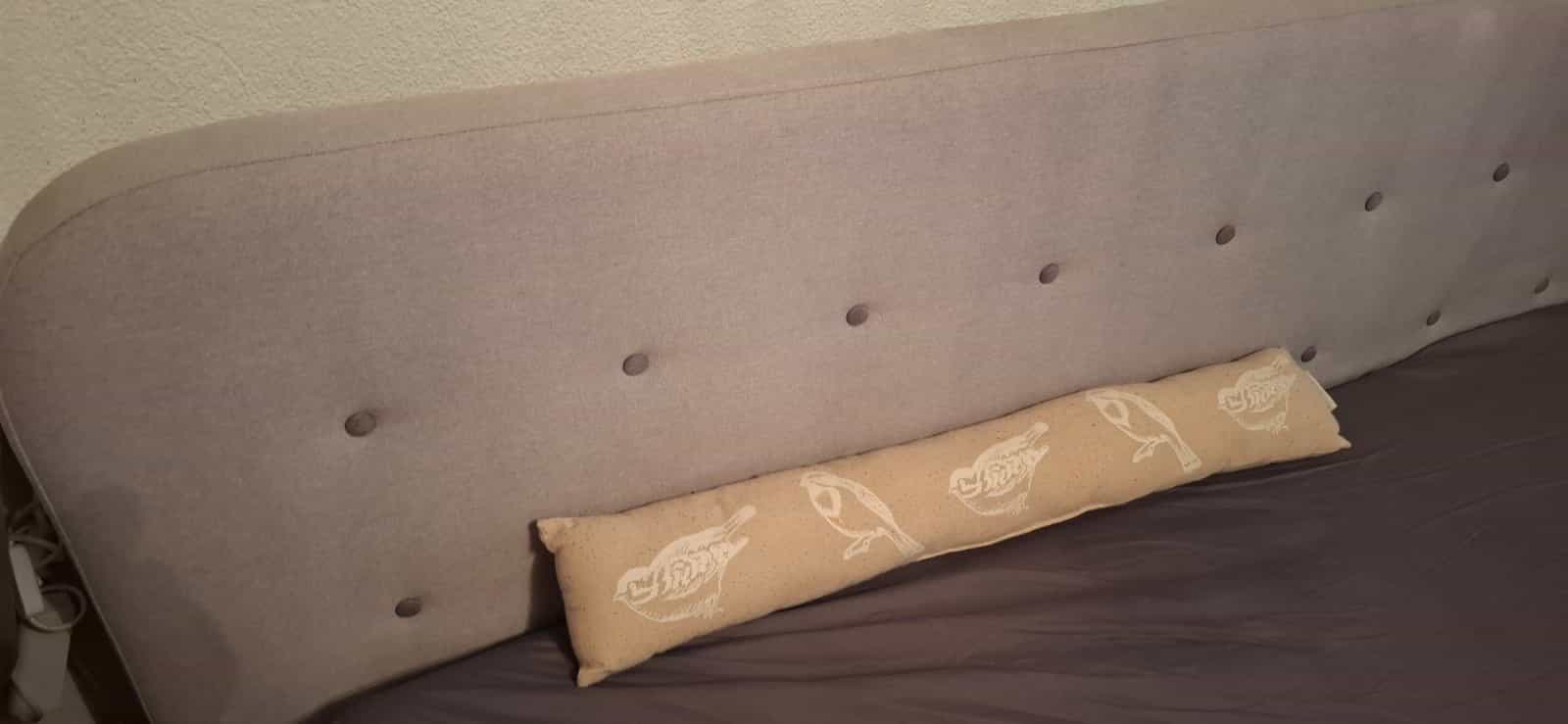 Bett mit zwei Nachtkästchen gratis abzugeben , Zustand gut