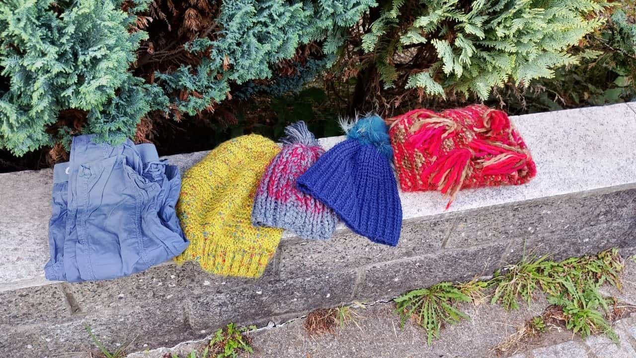 Kleidung und Schuhe – kostenloses Paket